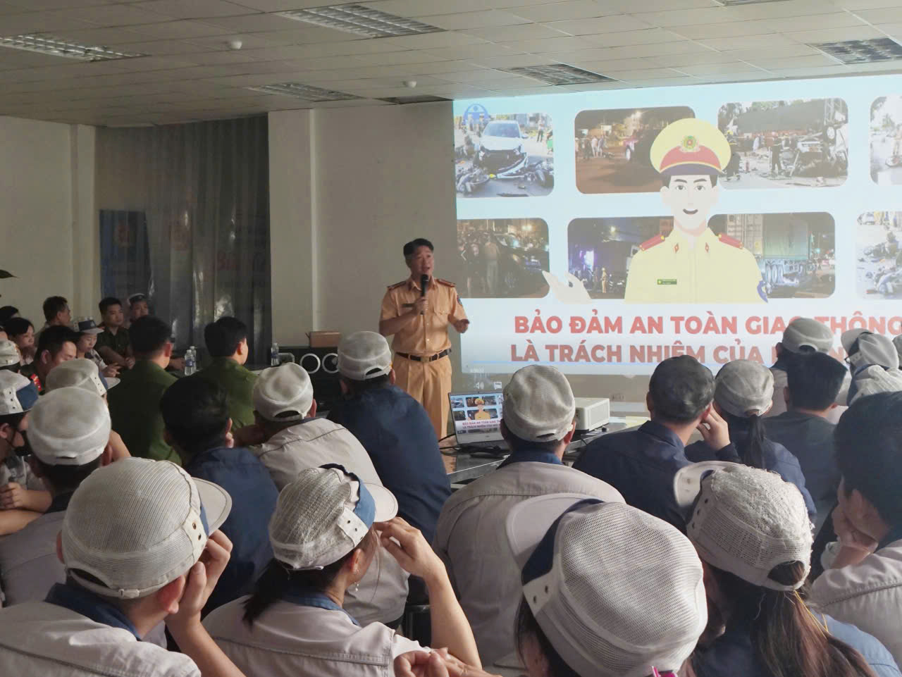 Trạm CSGT An Hưng và Công an xã An Phong: Tuyên truyền an toàn giao thông tại Khu công nghiệp An Dương